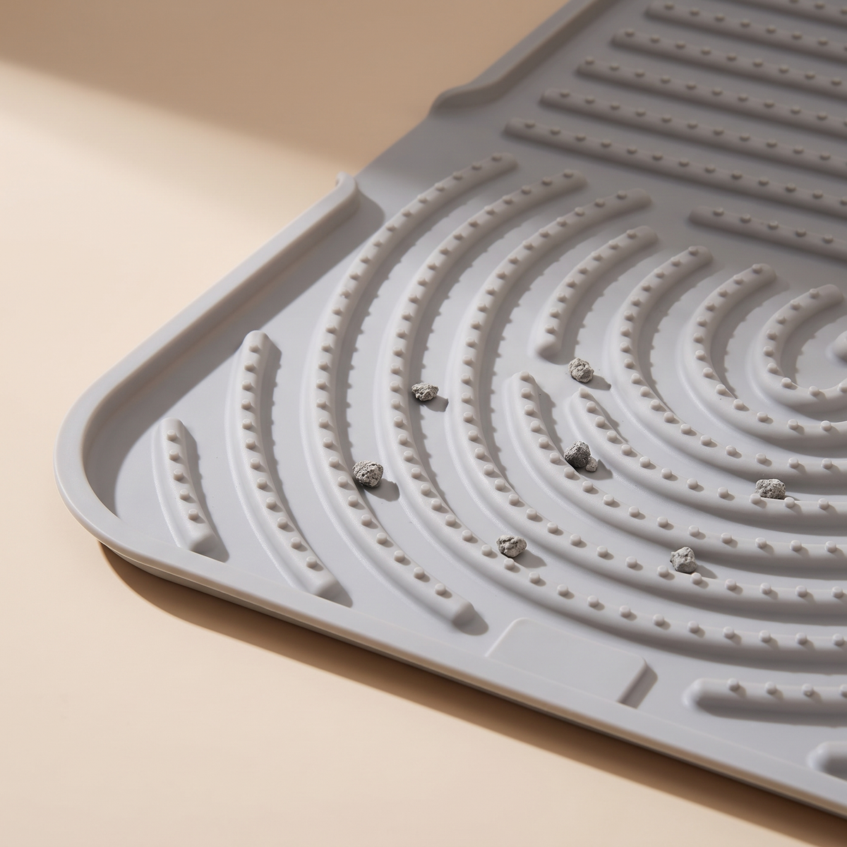 Close view of the anti-tracking grid holding trapped litter grains